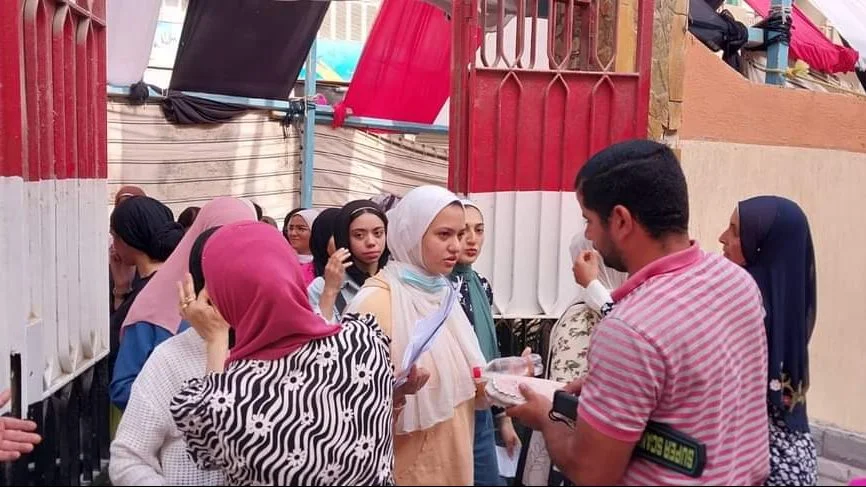 تفتيش دقيق للطلاب في امتحانات الثانوية العامة 2026