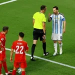 مشادة مثيرة بين ميسي وحكم مباراة الأرجنتين وسويسرا