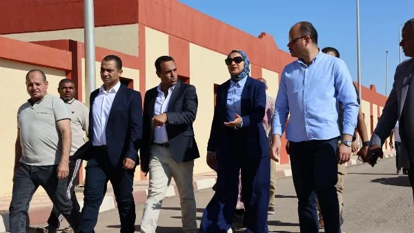متابعة محافظ الوادي الجديد لمشروع المنازل الريفية