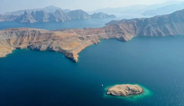 سفن تعبر مضيق هرمز دون تنسيق مع واشنطن