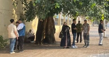 توافد الأمهات لدعم طلاب الثانوية العامة في الجيزة