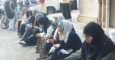 أولياء الأمور يدعمون أبناءهم قبل امتحانات الثانوية العامة