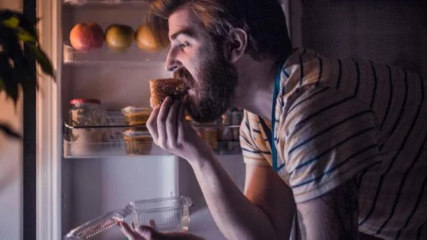 أطعمة يجب تجنبها ليلاً للحفاظ على صحتك