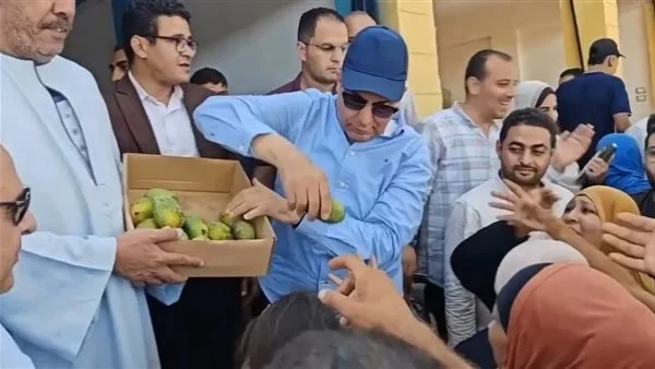 محافظ المنيا يفتتح سوق بني مزار الحضاري ويشارك المواطنين فرحتهم
