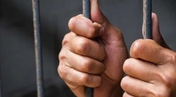 ديلر مخدرات يروج للبيع عبر الإنترنت ويواجه عقوبات صارمة