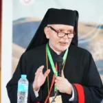 الأنبا بولا يشارك في “مسيرة نور” بالسويس