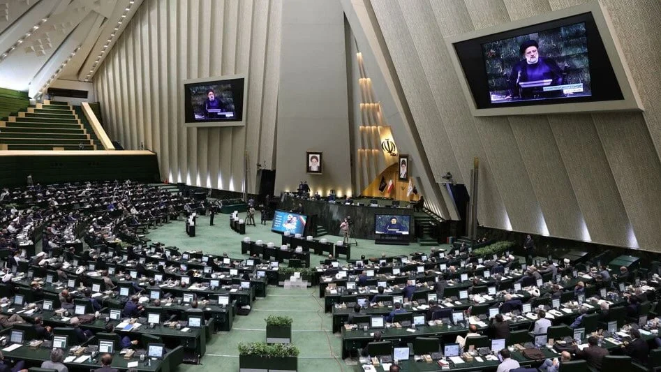 نواب إيرانيون يدعون لإنهاء مذكرة التفاهم مع واشنطن