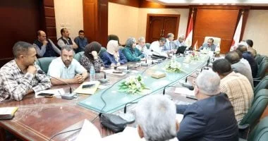 محافظ سوهاج يناقش الأصول غير المستغلة لدعم الاستثمارات