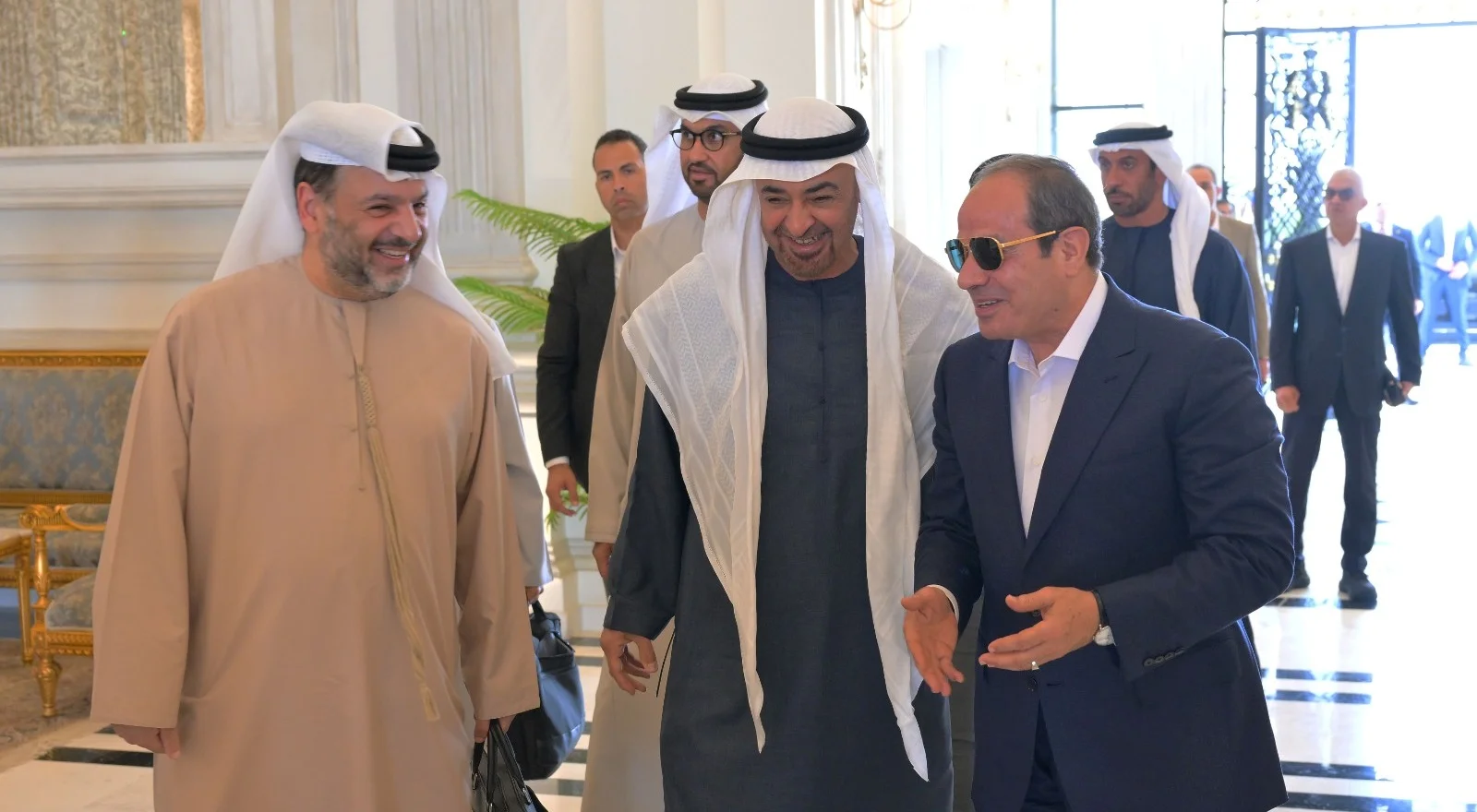 صور توديع السيسي للشيخ محمد بن زايد بمطار العلمين