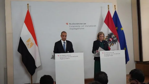 وزير الخارجية يبحث تعزيز التعاون مع النمسا