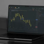 تأثير فرط المعلومات على قرارات المتداولين المخضرمين