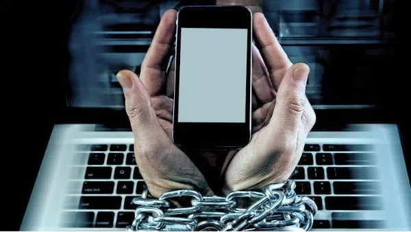 تأثير إدمان الإنترنت على الصحة النفسية والنوم
