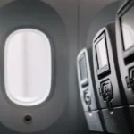 أهمية المثلثات السوداء فوق نوافذ الطائرة