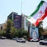 تصاعد الهجمات الأمريكية على إيران وتحذيرات من حرب أوسع
