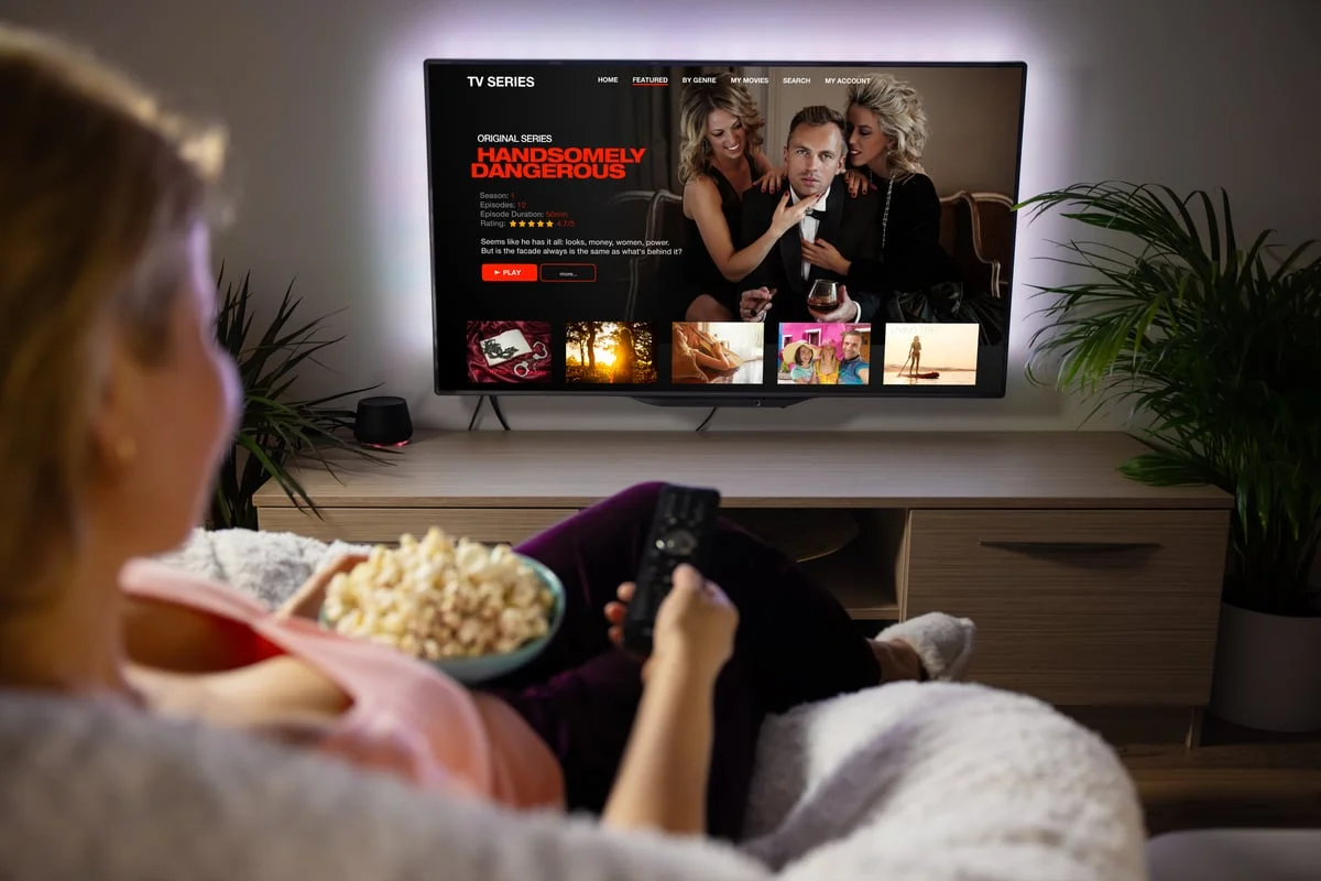 Netflix تواجه تحديات في تحقيق النمو وتعزز استراتيجية الاستحواذ