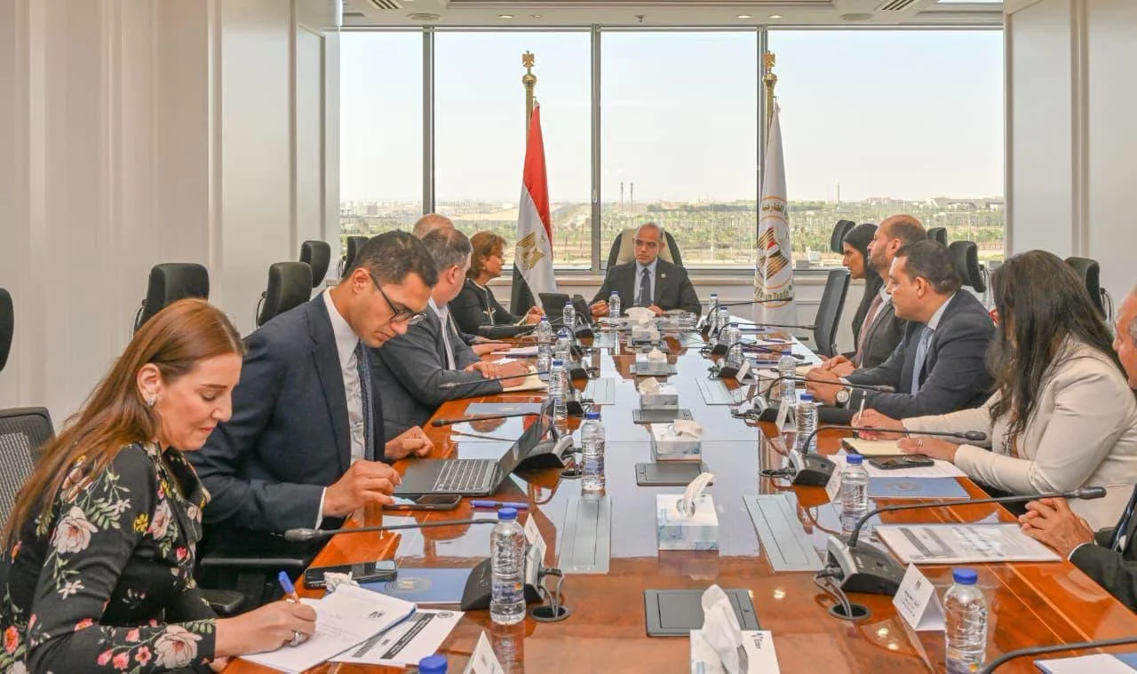 تعزيز التعاون بين وزارة الاستثمار وبنك أوف نيويورك