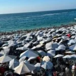 إقبال كبير على شواطئ الإسكندرية بعد امتحانات الثانوية