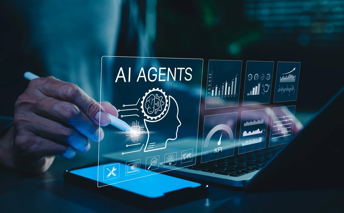 تكنولوجيا الذكاء الاصطناعي: مقارنة بين UiPath وServiceNow