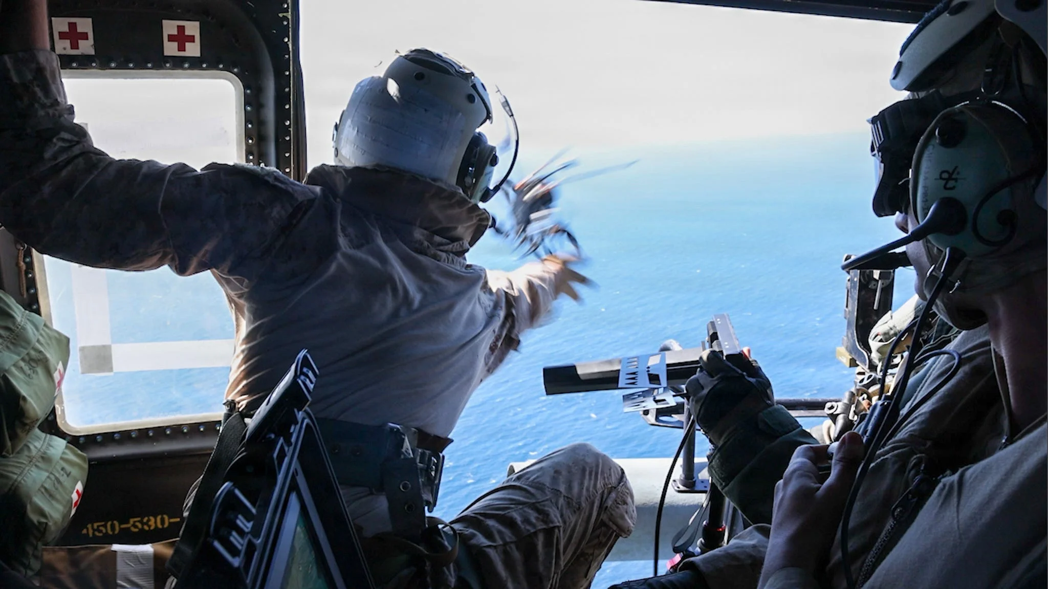 Marines تطلق طائرات مسيرة من طائرات هليكوبتر خلال تدريبات بحرية
