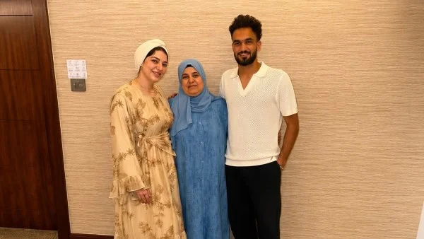صور جديدة تجمع مصطفى زيكو بوالدته وزوجته بالساحل