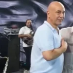 مزحة طريفة لأحمد سعد مع حسام حسن على المسرح