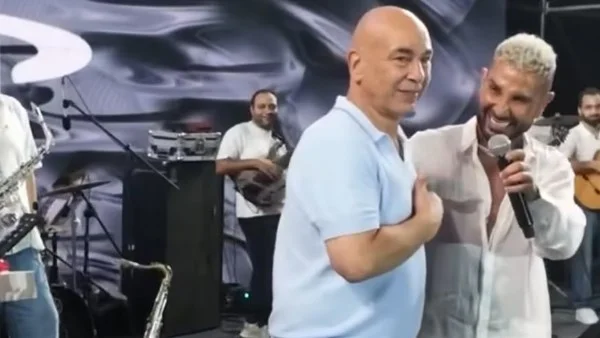مزحة طريفة لأحمد سعد مع حسام حسن على المسرح