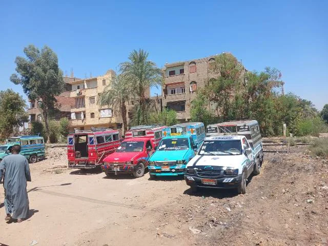 نقل موقف سيارات المسيد والكلالسة بقوص إلى منطقة النفق