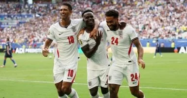 ساكا يتوج بجائزة أفضل لاعب بعد هاتريك في مباراة إنجلترا وفرنسا