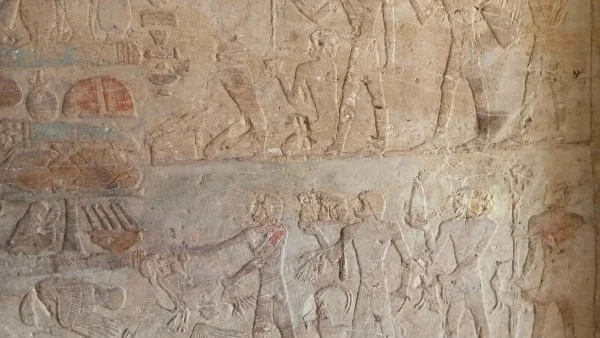الاكتشافات الأثرية في سقارة: ثلاث مقابر من عصر الدولة الحديثة