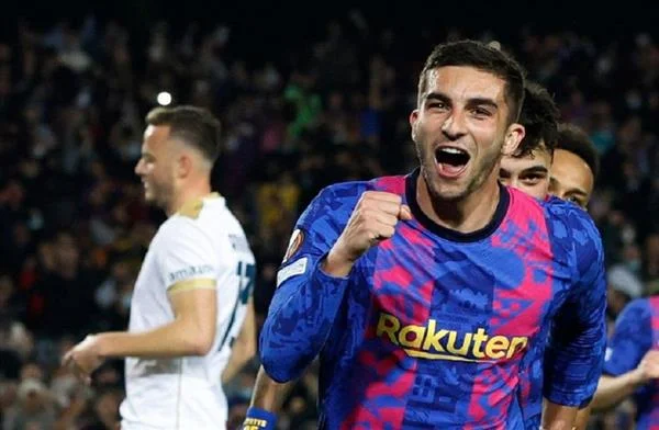 برشلونة يسعى لتجديد عقد فيران توريس