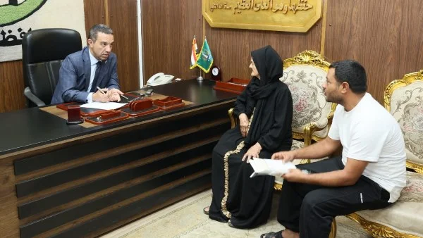 محافظ المنوفية يلتقي المواطنين ويصرف مساعدات مالية