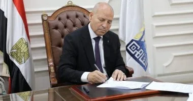 محافظ القاهرة يشارك المواطنين في مشاهدة مباراة مصر وأستراليا