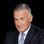 عزت أبو عوف.. مسار فني جمع بين الطب والموسيقى