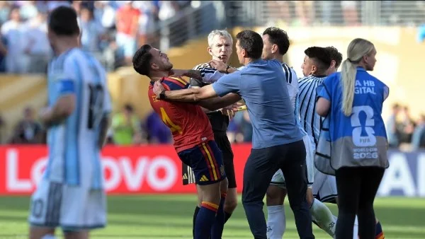 فيفا يفتح تحقيقاً في أحداث مباراة إسبانيا والأرجنتين