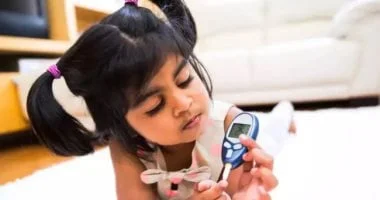نصائح للعناية بالطفل المصاب بالسكري أثناء موجات الحر
