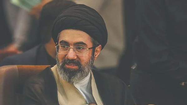 غموض حول مشاركة مجتبى خامنئي في جنازة والده