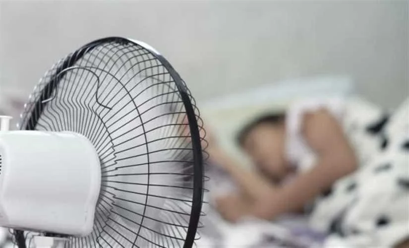 تأثير النوم أمام المروحة الكهربائية ليلاً