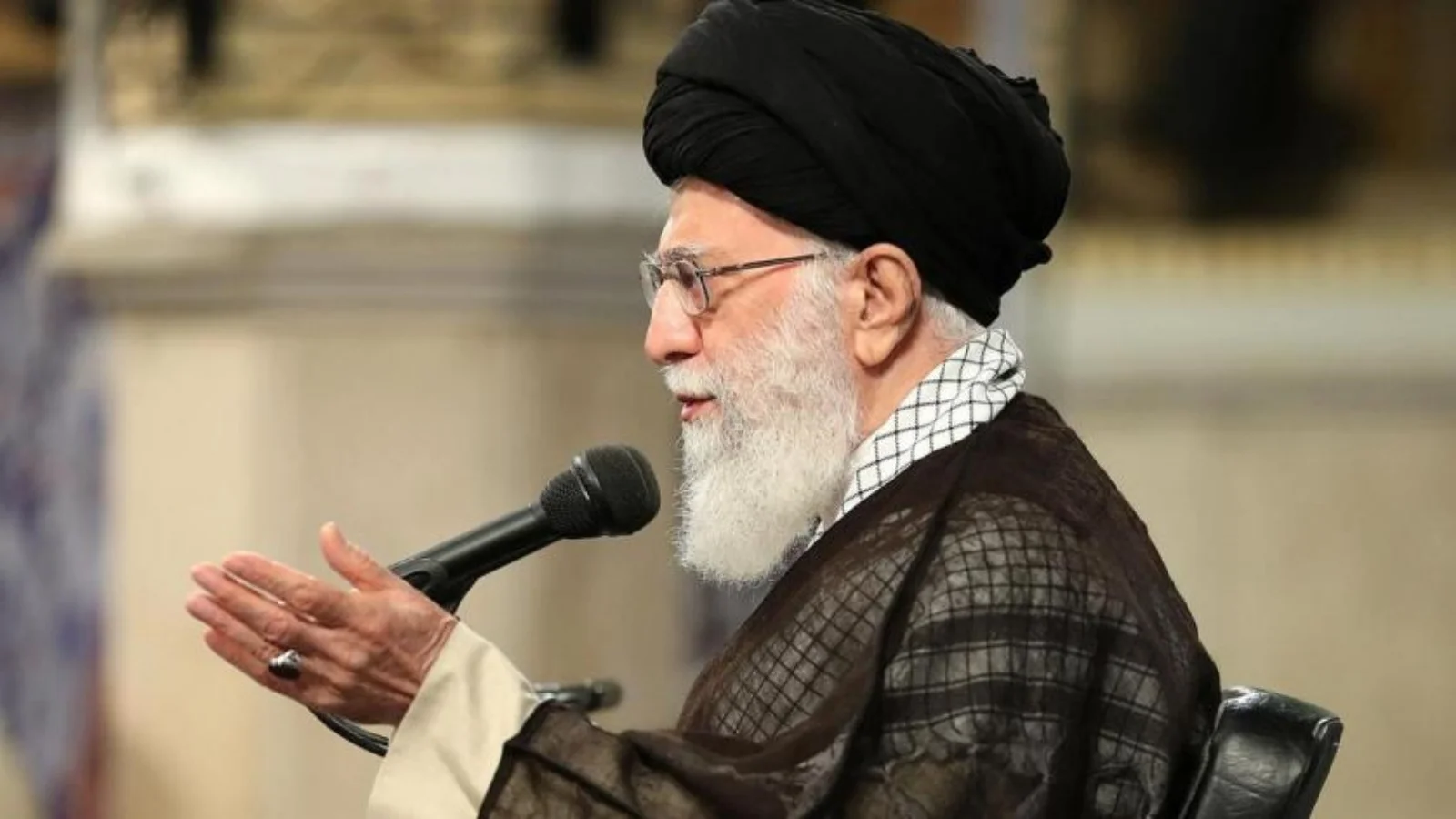 جثمان المرشد الإيراني يصل طهران استعداداً للتشييع