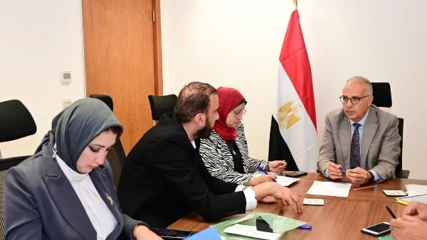 تجديد الكباري ودراسة تغطية الترع في لقاء وزير الري