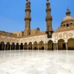 حكم التحدث أثناء خطبة الجمعة وفق الأزهر