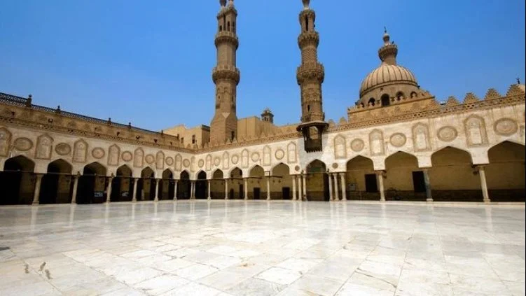 حكم التحدث أثناء خطبة الجمعة وفق الأزهر