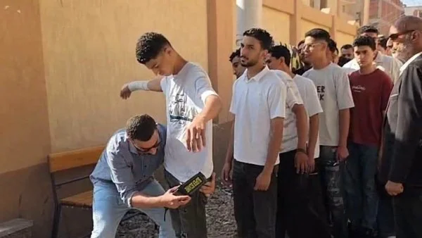 الطلاب يتوافدون على لجان امتحان اللغة الإنجليزية