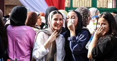 طلاب الثانوية بالجيزة يؤدون امتحان اللغة الأجنبية الأولى