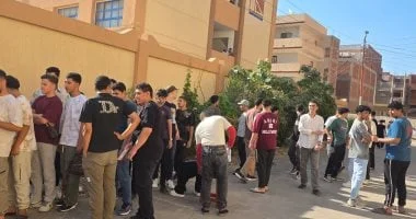 توافد الطلاب على امتحانات الثانوية العامة بالإسماعيلية