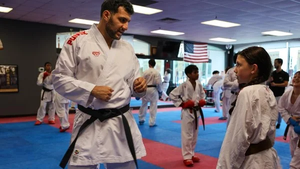 حازم أحمد يقود معسكرين تدريبيين للكاراتيه في أمريكا