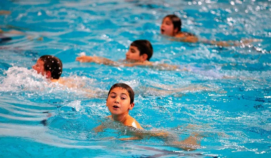 حماية عيون الأطفال من مخاطر حمامات السباحة