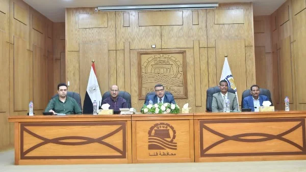 محافظ قنا يبحث آليات صرف الأسمدة الزراعية