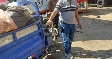 ضبط تروسيكل يلقي قمامة في شارع اللبيني بالهرم