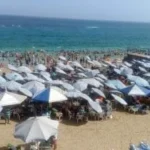 إقبال ملحوظ على شواطئ الإسكندرية مع تزايد نسبة الإشغال