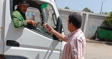 رئيس الباجور يوزع مياه وعصائر على عمال الشوارع